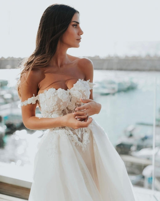 Vestidos de novia bohemios de tul con hombros descubiertos y encaje