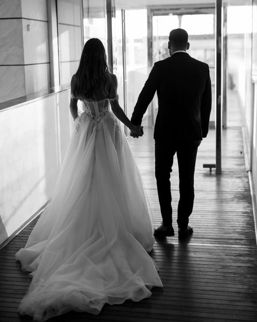 Vestidos de novia bohemios de tul con hombros descubiertos y encaje