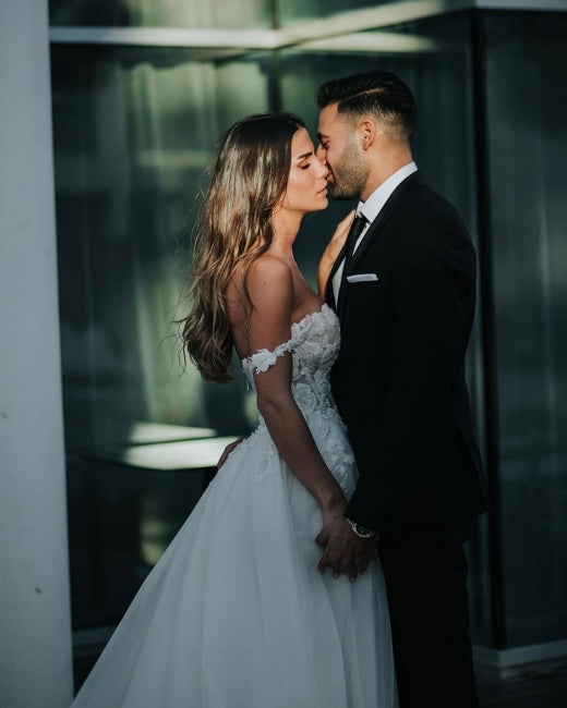 Vestidos de novia bohemios de tul con hombros descubiertos y encaje