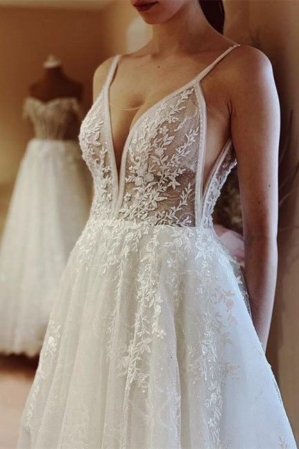 Vestidos de novia bohemios de corte A, escote en V, espalda descubierta, sin mangas y con encaje