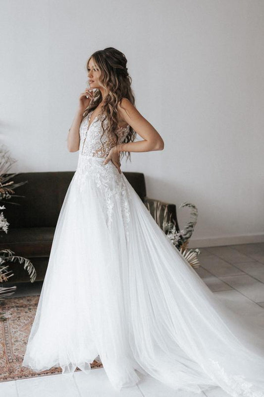 Vestidos de novia bohemios largos de corte A con escote en V, encaje, tul y espalda descubierta