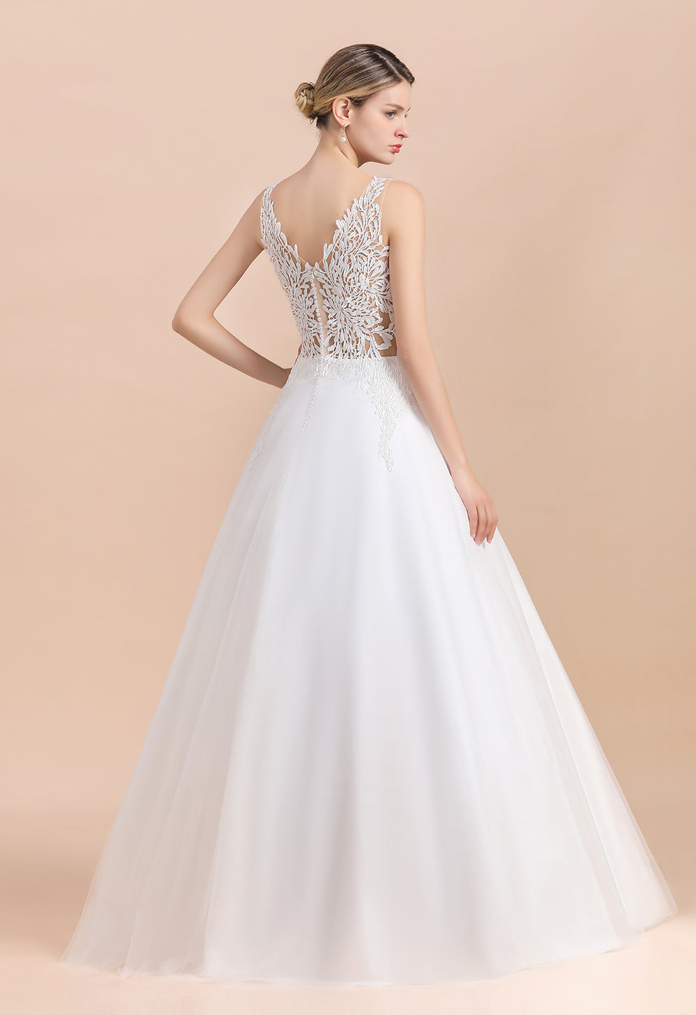 Vestido de novia bohemio largo de corte A con escote en V, tirantes finos, apliques de tul y encaje