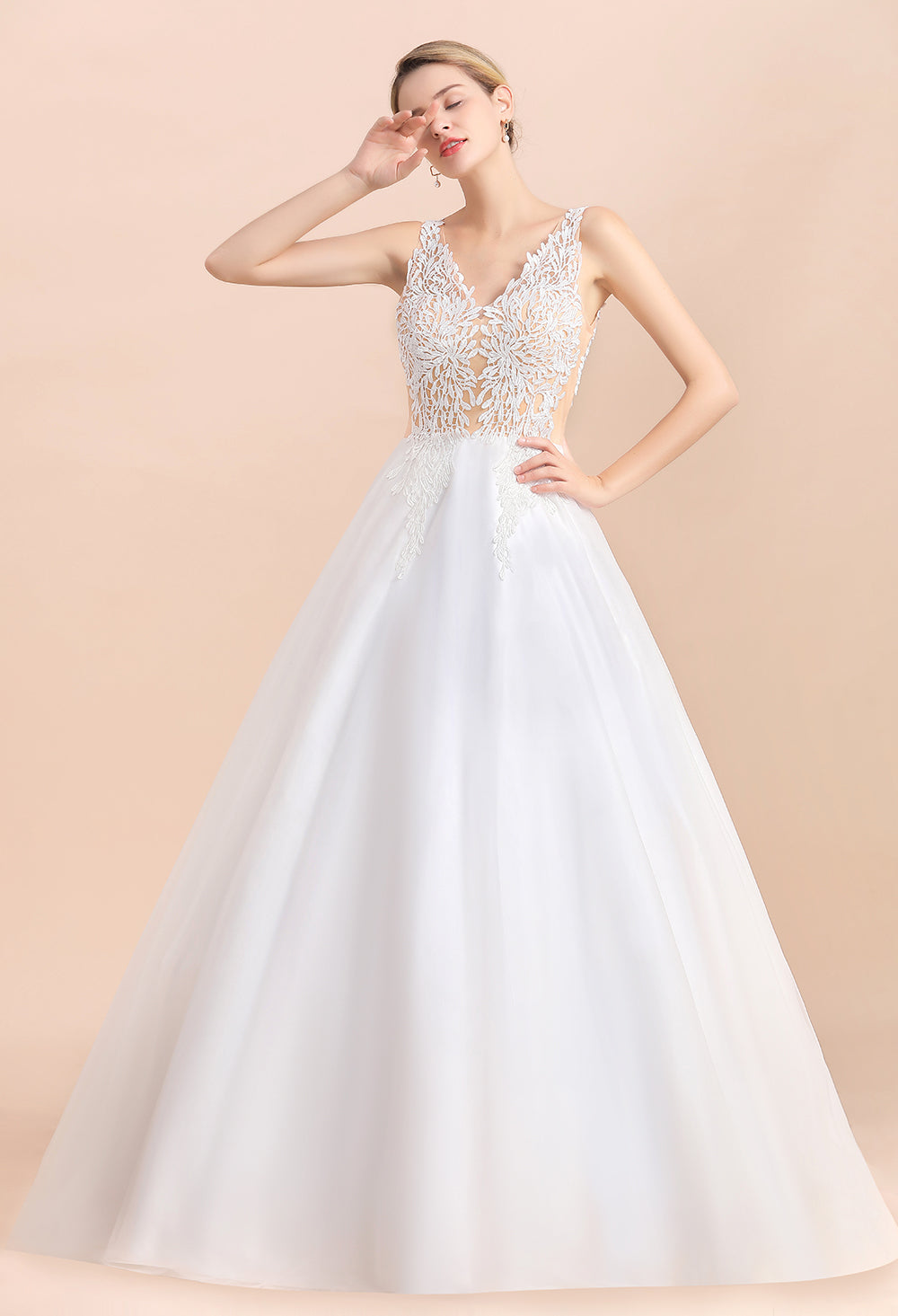 Vestido de novia bohemio largo de corte A con escote en V, tirantes finos, apliques de tul y encaje