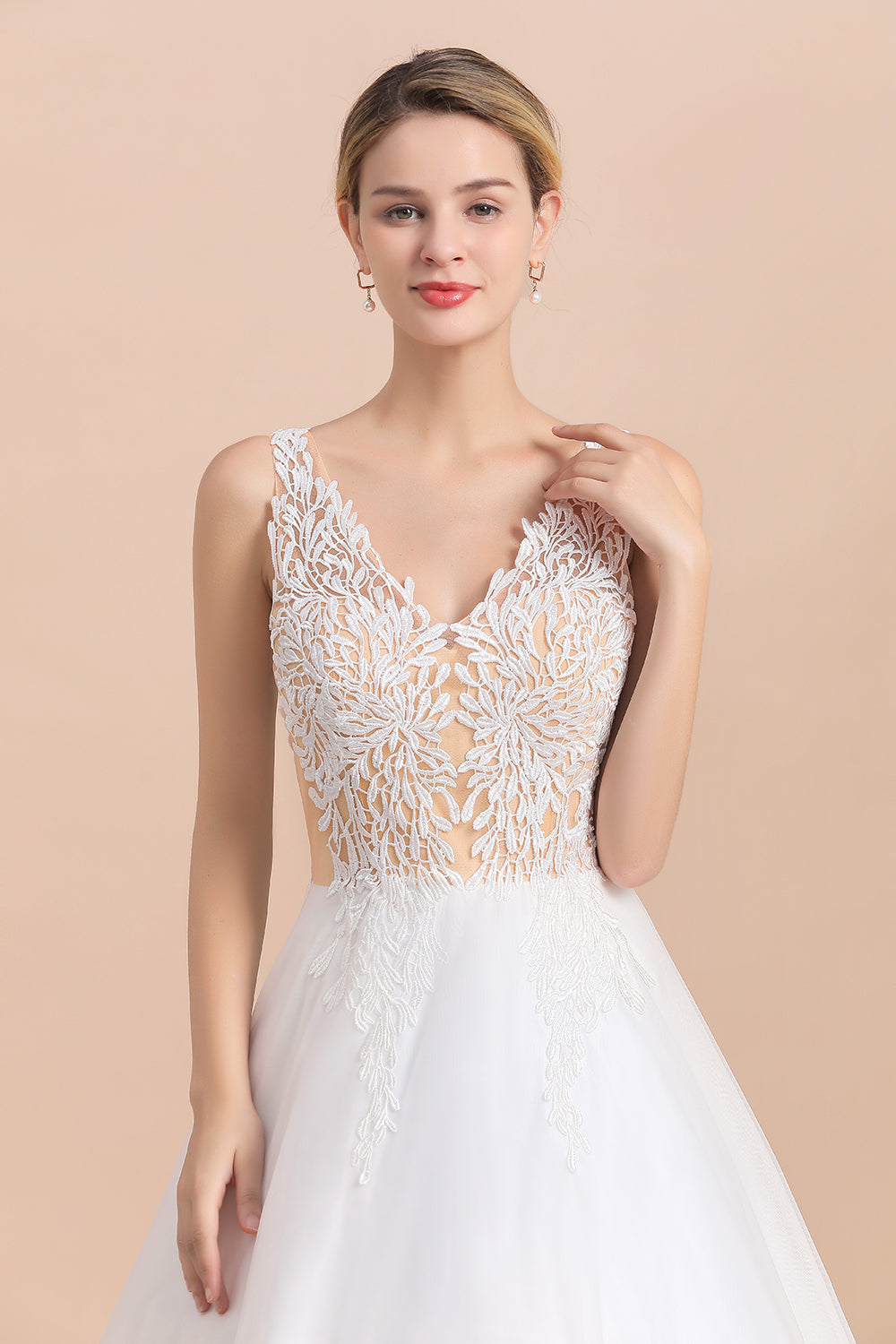Vestido de novia bohemio largo de corte A con escote en V, tirantes finos, apliques de tul y encaje