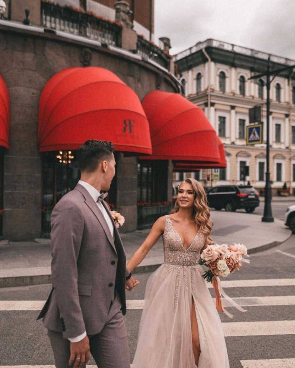 Langes Boho-Brautkleid mit A-Linie und V-Ausschnitt, Tüllapplikationen und Spitze und Schlitz