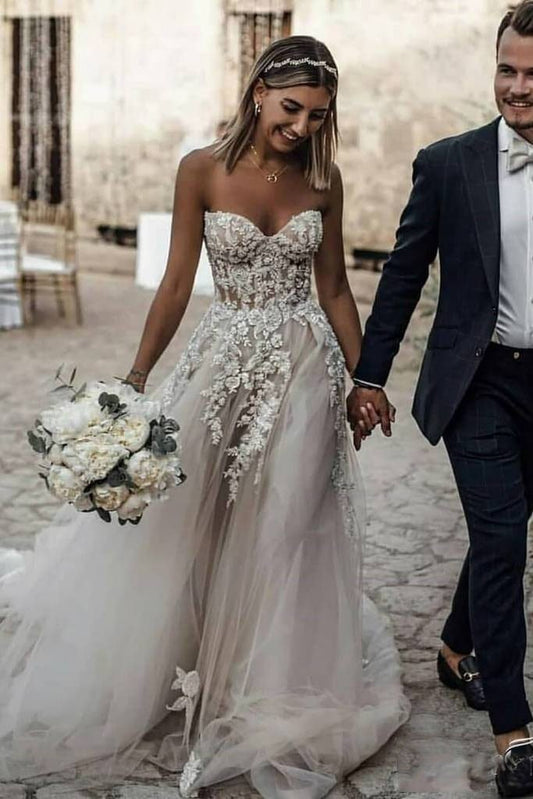 Vestido de novia largo estilo bohemio con escote en forma de corazón, apliques de tul y encaje
