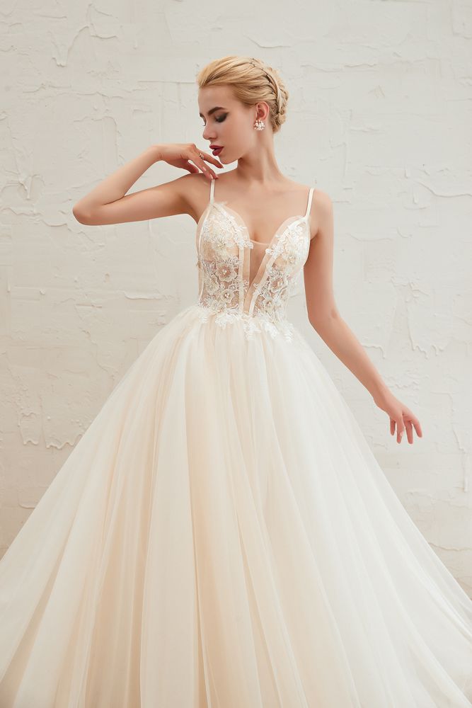 Vestido de novia bohemio de tul con tirantes finos color marfil