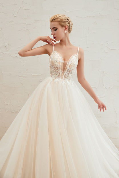 Vestido de novia bohemio de tul con tirantes finos color marfil