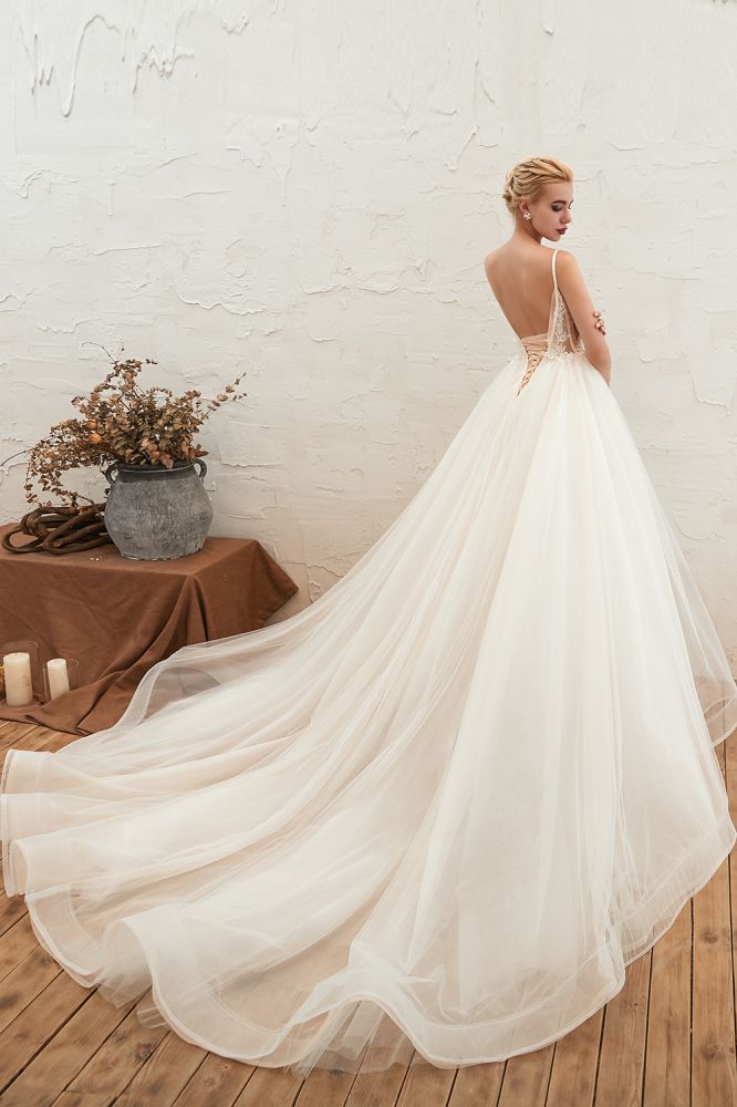 Vestido de novia bohemio de tul con tirantes finos color marfil