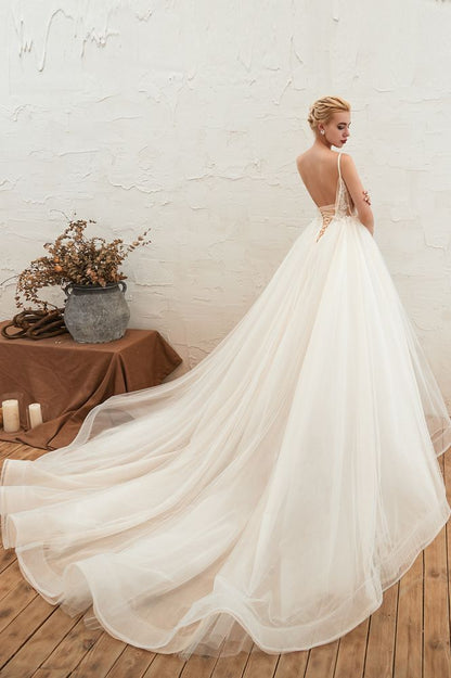 Vestido de novia bohemio de tul con tirantes finos color marfil