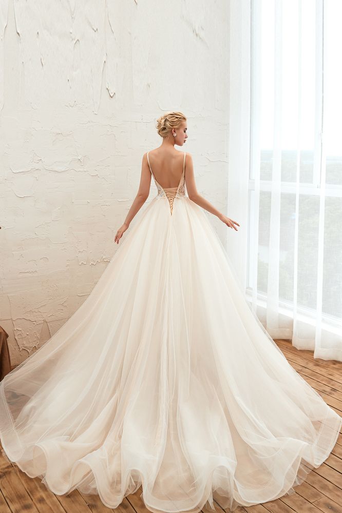 Vestido de novia bohemio de tul con tirantes finos color marfil