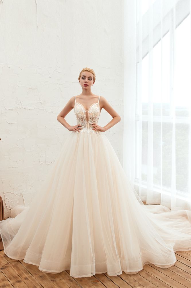 Vestido de novia bohemio de tul con tirantes finos color marfil
