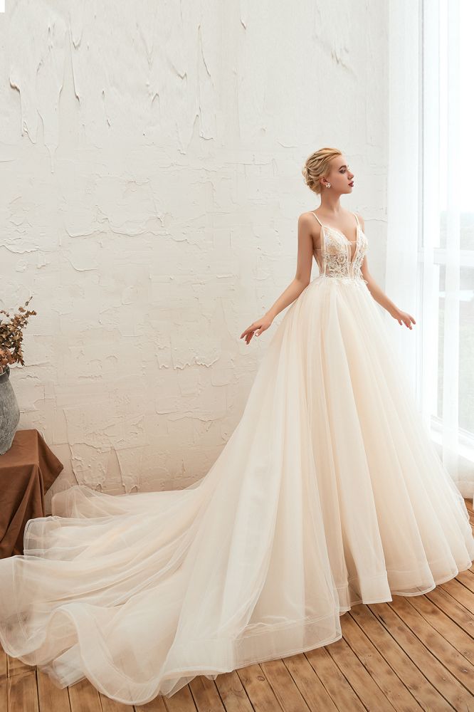 Vestido de novia bohemio de tul con tirantes finos color marfil