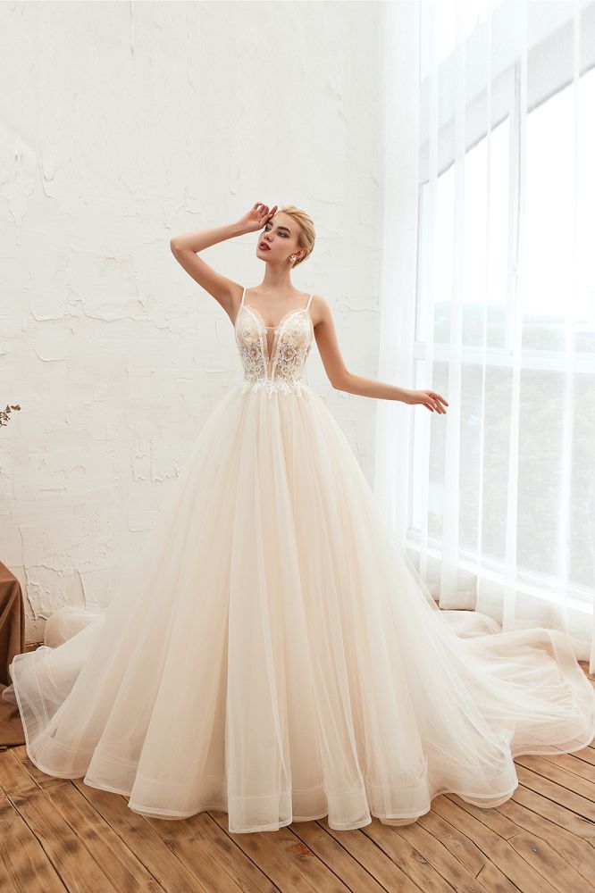 Vestido de novia bohemio de tul con tirantes finos color marfil