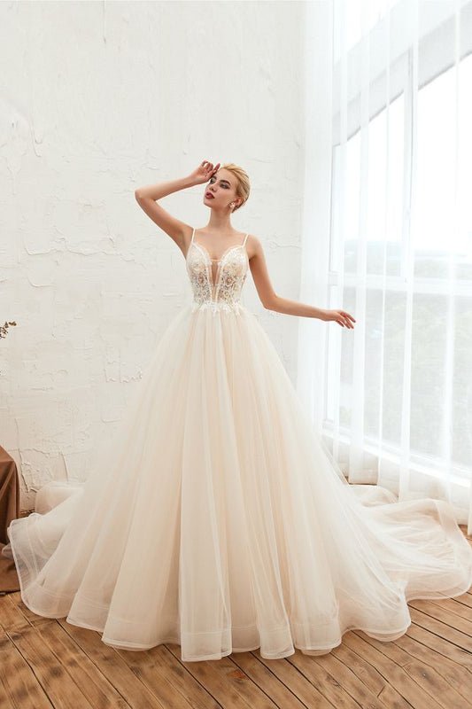 Vestido de novia bohemio de tul con tirantes finos color marfil