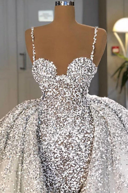 Vestido de novia largo brillante de sirena con escote en forma de corazón, lentejuelas y cola con volantes