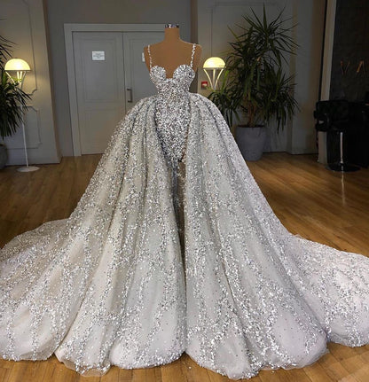 Vestido de novia largo brillante de sirena con escote en forma de corazón, lentejuelas y cola con volantes
