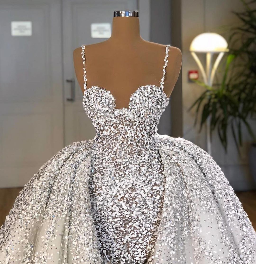 Vestido de novia largo brillante de sirena con escote en forma de corazón, lentejuelas y cola con volantes
