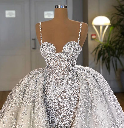 Vestido de novia largo brillante de sirena con escote en forma de corazón, lentejuelas y cola con volantes