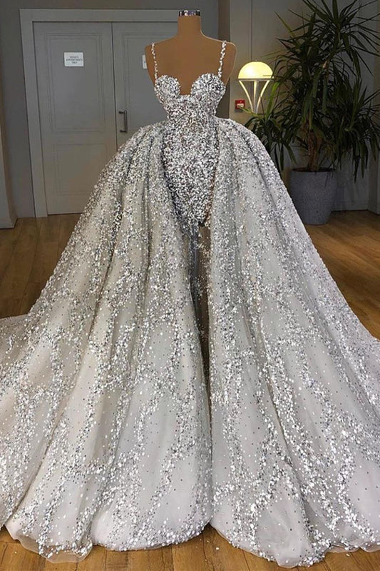 Vestido de novia largo brillante de sirena con escote en forma de corazón, lentejuelas y cola con volantes