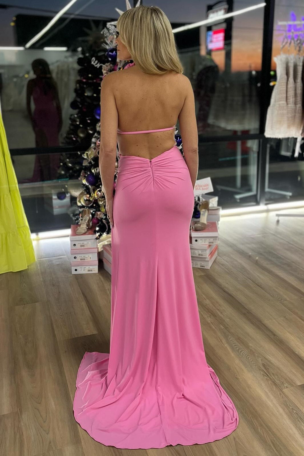 Bruce | Vestido formal largo de sirena con rosetas y cuello halter en color rosa con abertura