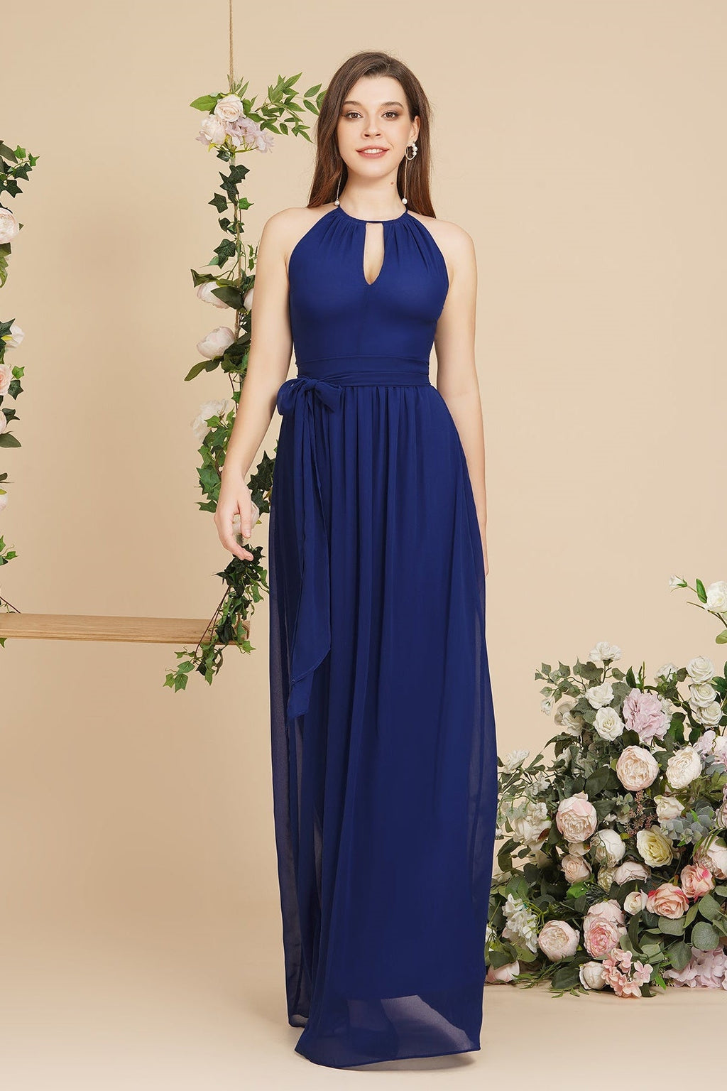 Vestidos de dama de honor burdeos con cuello halter, corte A, largo hasta el suelo y lazo