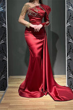 Burgunderrotes langes Meerjungfrau-Ballkleid mit asymmetrischen Rüschen und Satin-Tüll