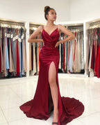 Vestido de fiesta largo con escote en V, espalda descubierta y corte sirena color burdeos con abertura
