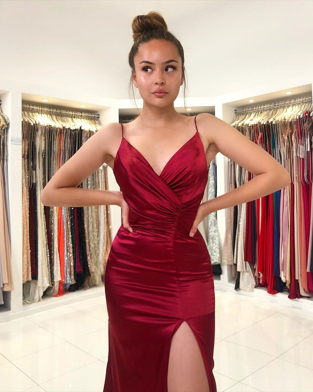 Vestido de fiesta largo con escote en V, espalda descubierta y corte sirena color burdeos con abertura