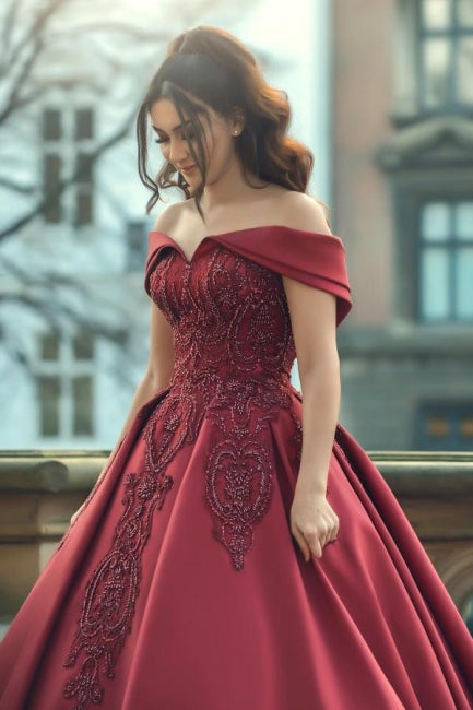 Burgunderrotes schulterfreies A-Linien-Satin-Brautkleid mit Spitze