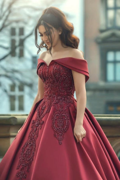 Burgunderrotes schulterfreies A-Linien-Satin-Brautkleid mit Spitze