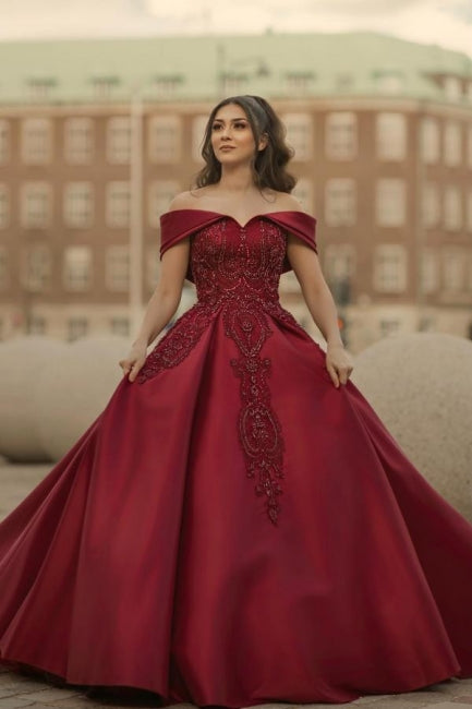 Vestidos de novia de satén burdeos con hombros descubiertos y corte A con encaje