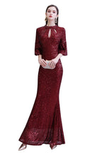 Burgunderrotes, kurzärmliges, langes Ballkleid mit Pailletten
