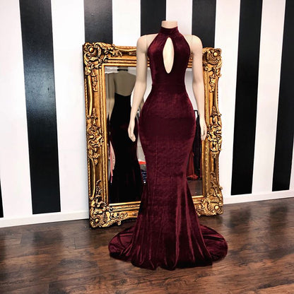 Burgunderrotes, langes Abendkleid im Meerjungfrauenstil aus Samt 
