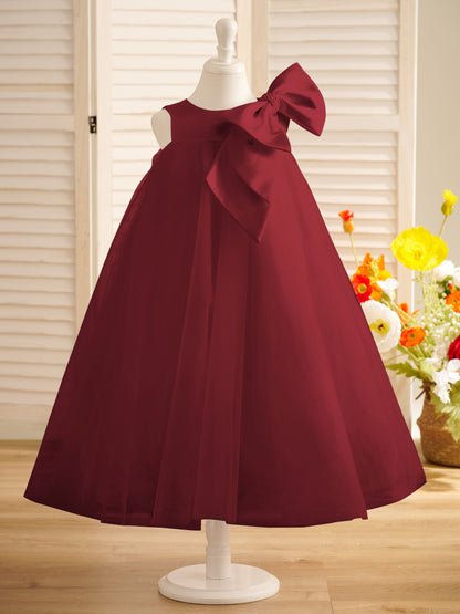 Vestido de daminha de honra infantil em tule com laço grande e comprimento de chá 