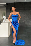Vestido de fiesta de satén con escote corazón y corte sirena azul real con abertura