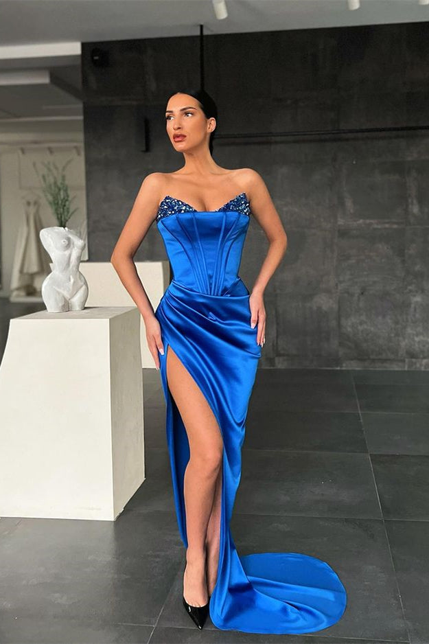 Vestido de fiesta de satén con escote corazón y corte sirena azul real con abertura
