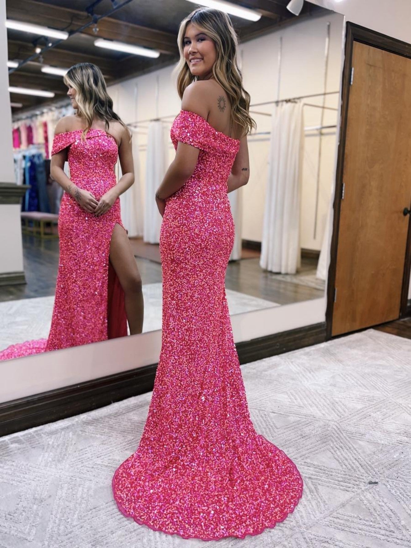 Glitzerndes Meerjungfrau-Abschlussballkleid mit einer Schulter und Schlitz in Rosa