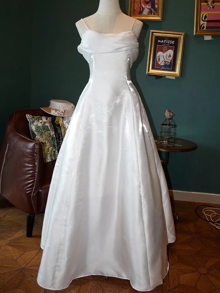 Elegantes weißes Satin Spaghettiträger Ballkleid Fee A Linie Prinzessinnenkleid Abendkleid Y7556