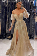 Vestido de noche color champán con escote en V, abertura delantera y mangas largas y lentejuelas