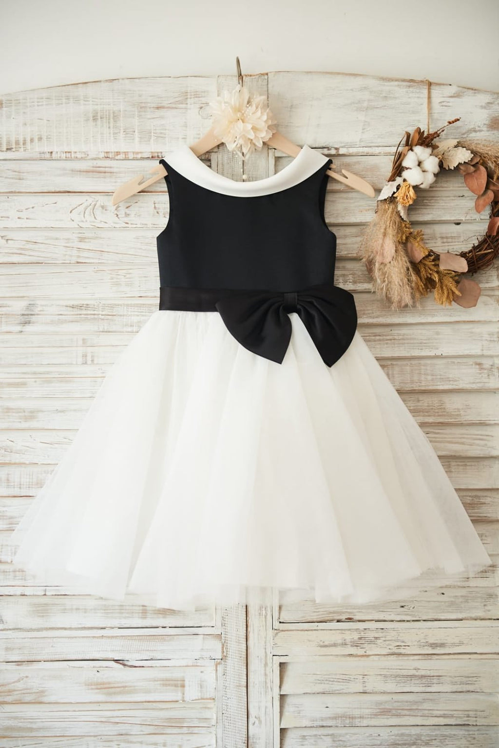 Knielanges schwarzes Blumenmädchenkleid aus Satintüll 