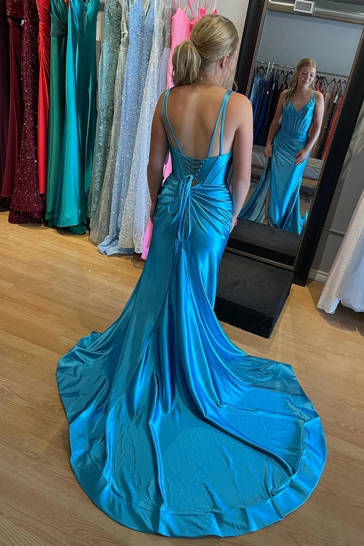 Lara | Langes Ballkleid aus Satin im Meerjungfrauen-Stil mit V-Ausschnitt und Schlitz in Traubenfarbe