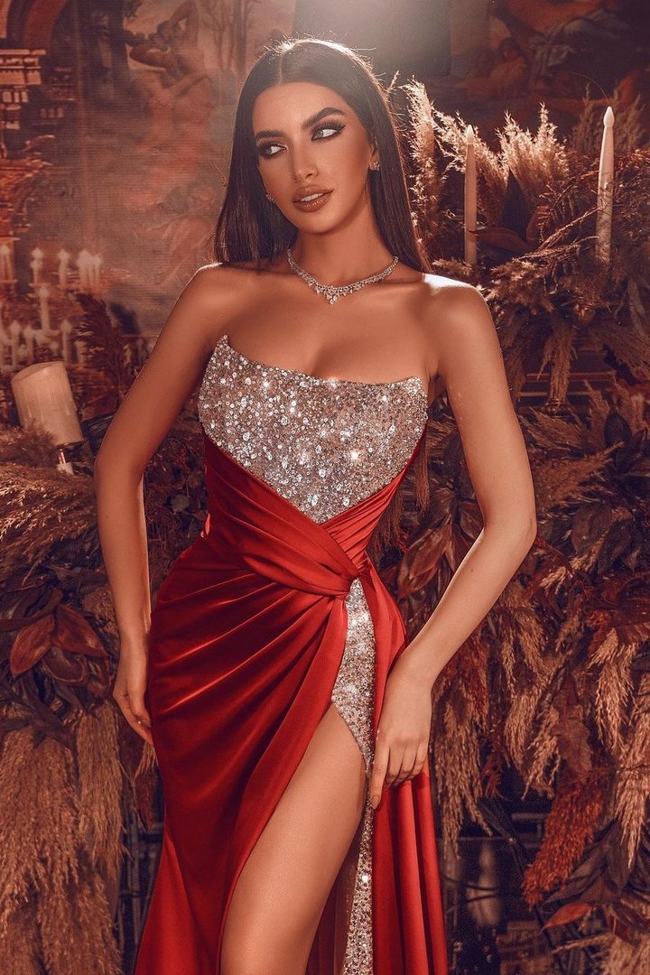 Burgunderrotes, langes, trägerloses A-Linien-Ballkleid aus Satin mit Perlen und Schlitz