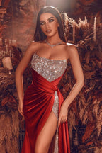 Burgunderrotes, langes, trägerloses A-Linien-Ballkleid aus Satin mit Perlen und Schlitz