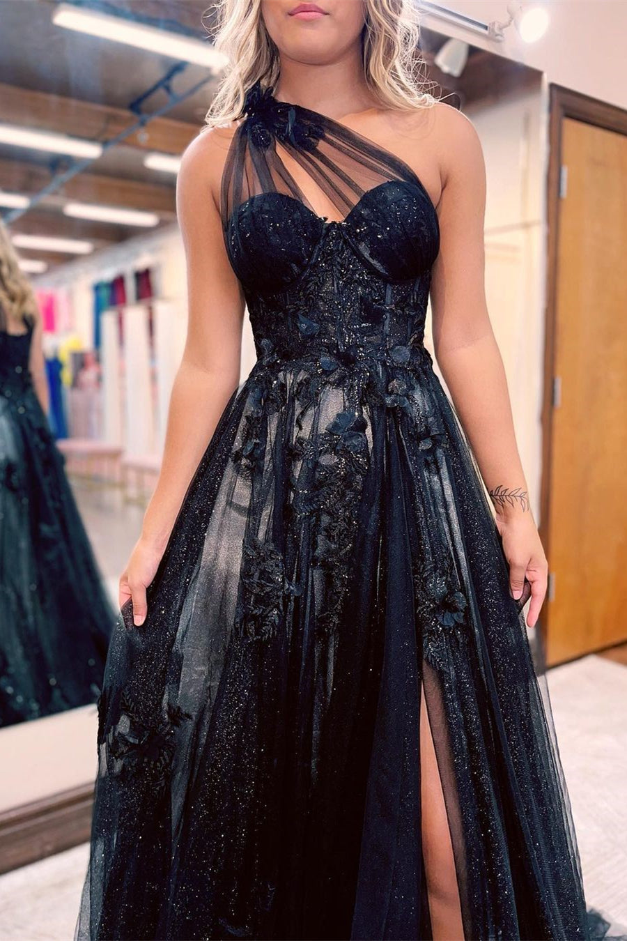 Vestido de fiesta negro largo de tul con corte en A, un hombro y abertura