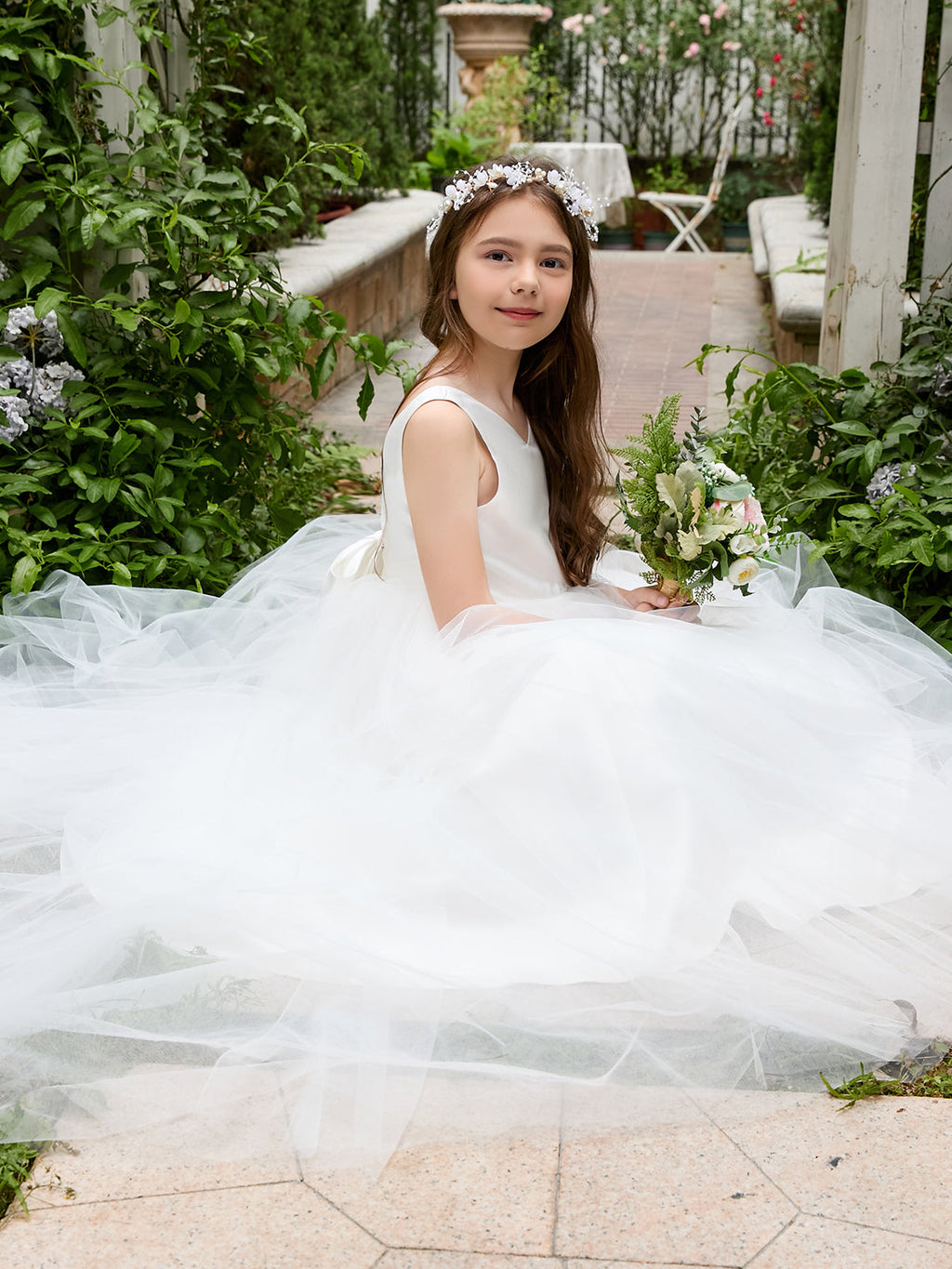 Klassisches weißes ärmelloses A-Linien-Blumenmädchenkleid aus Satin und Tüll 
