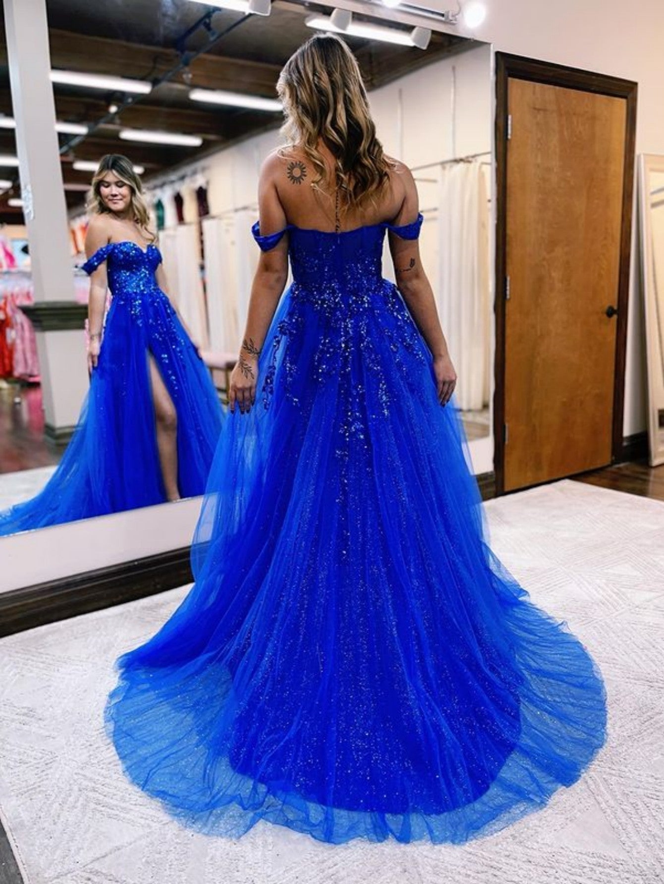 Meadow | Vestido de fiesta de tul con encaje, hombros descubiertos y abertura en forma de A