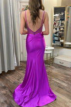 Vestido de fiesta largo estilo sirena con escote corazón en satén color oliva y abertura en color morado