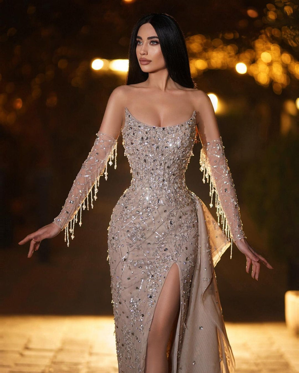 Impresionante vestido de fiesta largo de sirena con escote en forma de corazón, abertura frontal y medias mangas