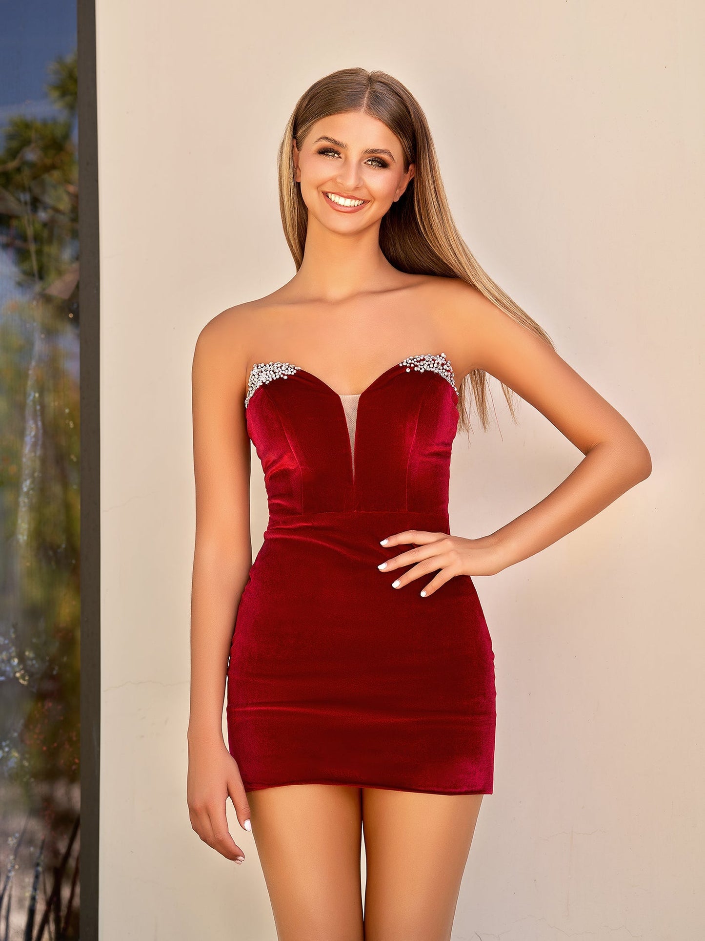 Callie | Vestido corto de fiesta burdeos con escote en V